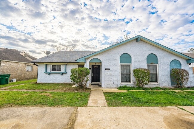 Building Photo - 8124 Beech Cove Ln