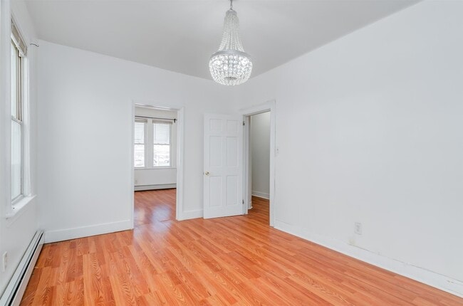 Photo - 404 Danforth Ave