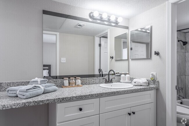 2BR, 2BA - 1008SF - Longfellow Apartments