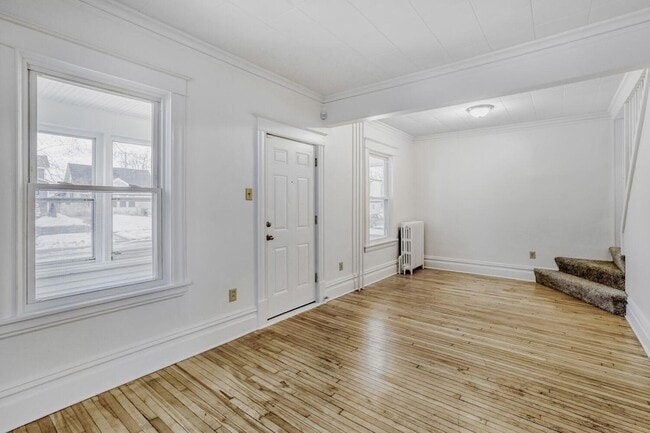 Photo - 595 Hawthorne Ave E