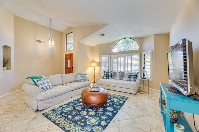 Building Photo - 253 E Vaughn Ave Unit SI ID1546374P