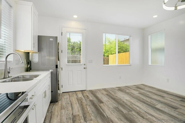 Photo - 2077 Grove Ave