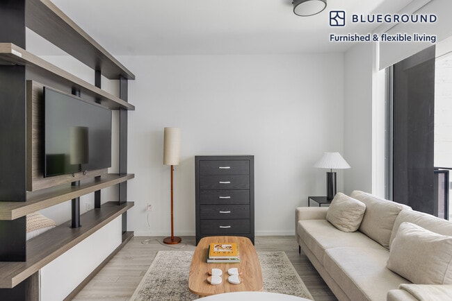 Building Photo - 230 NE 4th St Unit FL3-ID131