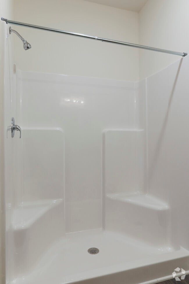 1BR, 1BA - Alder - Bathroom - Grand Oaks of Spartanburg