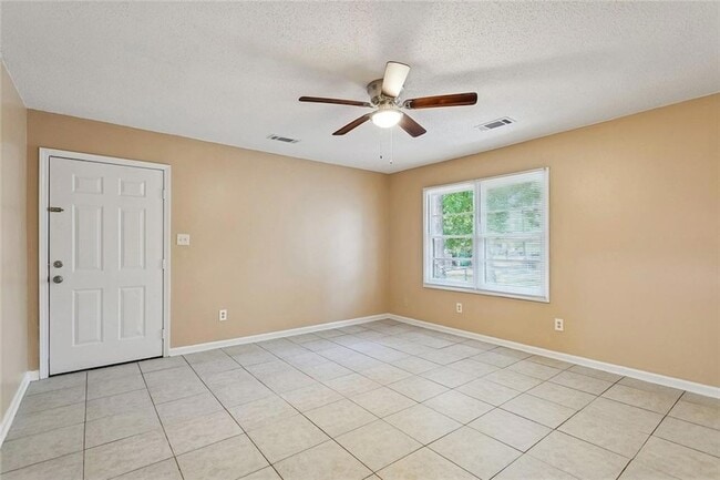 Photo - 834 Pinetree Street