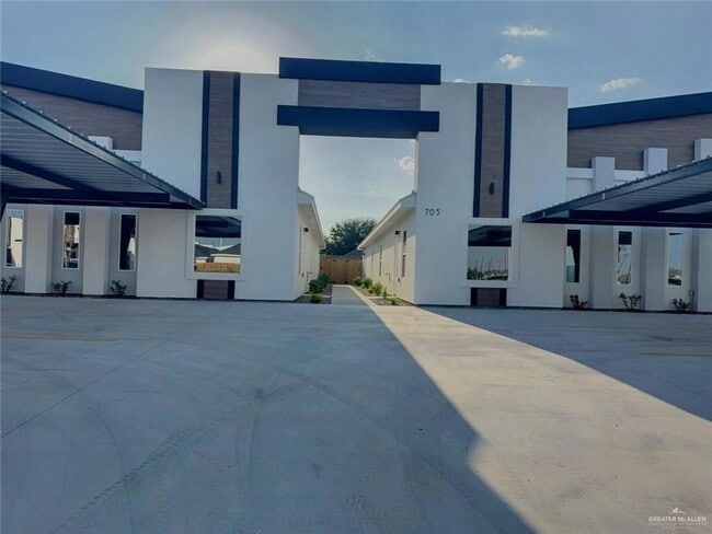 Building Photo - 705 N Emerald Ave Unit 3