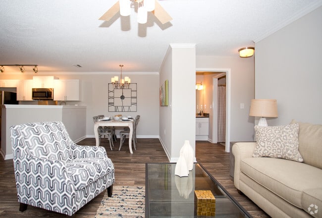 3BR, 2BA - 1,230 SF - 1322 North Apartments