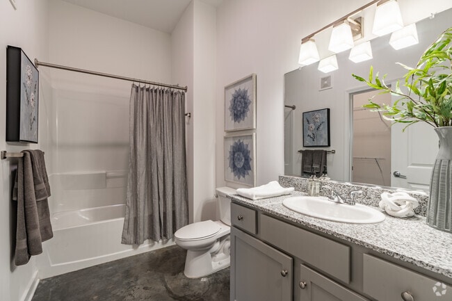 2BR, 2BA - 926SF - Primary Bathroom - Lakeland Town Square