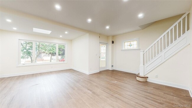 Photo - 71-32 Loubet St