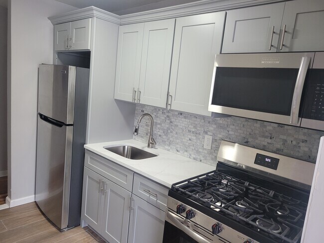 Photo - 118 East 24th St Apartments