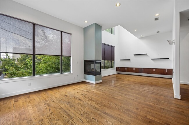 Building Photo - 732 Ruthven St