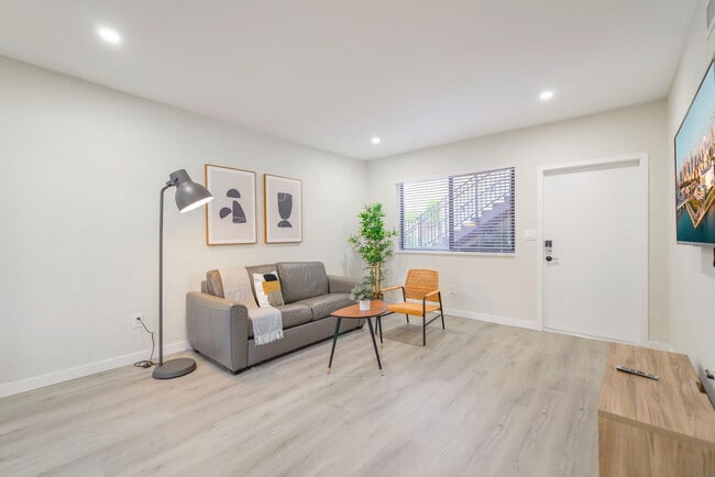 Building Photo - 700 SW 11th Ave Unit SI FL2-ID1022459P