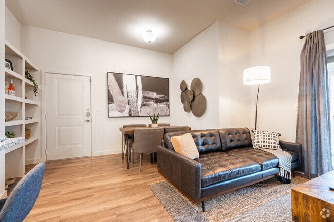 2BR, 2BA - 980SF - Water Oak