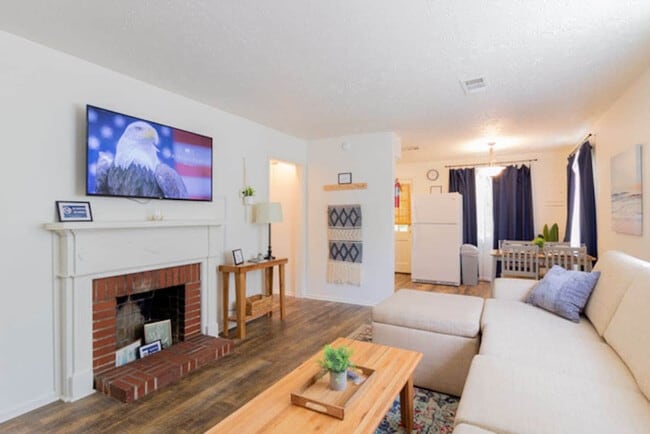 Building Photo - 3912 Crestview Dr Unit ID1043607P