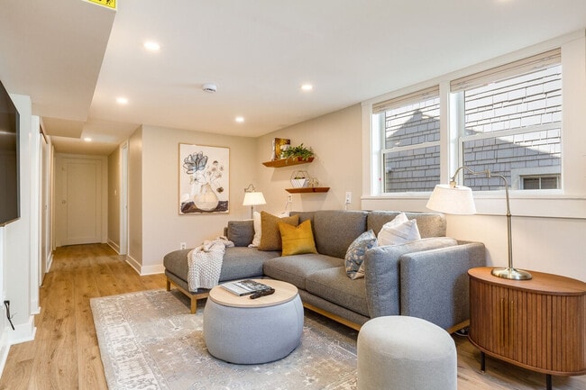 Building Photo - 1706 Warren Ave N Unit ID1035890P