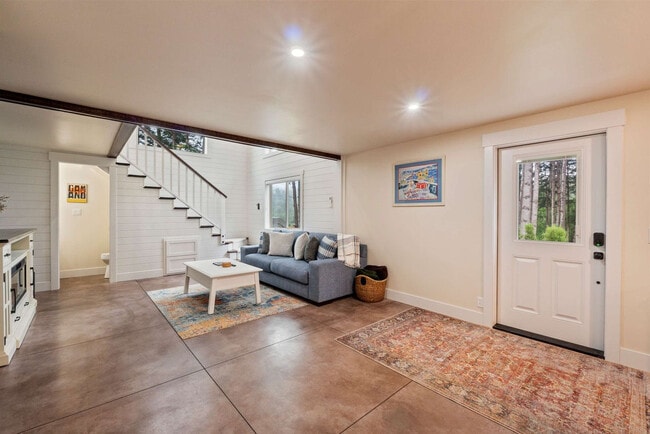 Building Photo - 205 Woodland Dr Unit SI ID1540192P