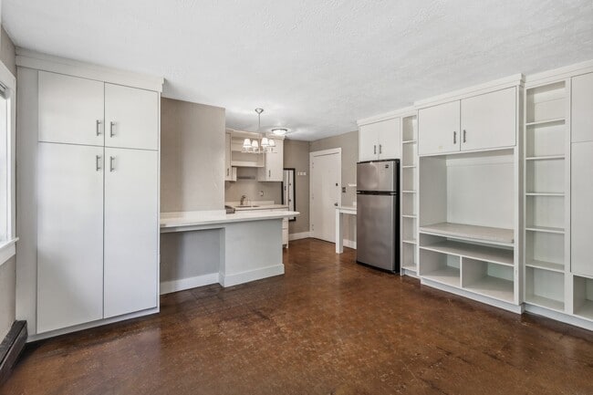 Updated Studio Kitchen Built ins - 501 Ashland Ave - Heat Included