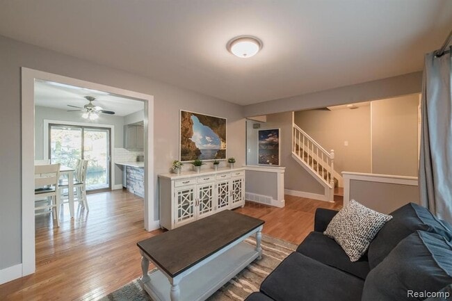 Photo - 1253 Bamford St