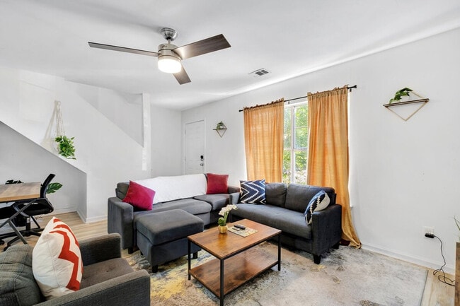 Building Photo - 1308 W Brevard St Unit ID1319915P