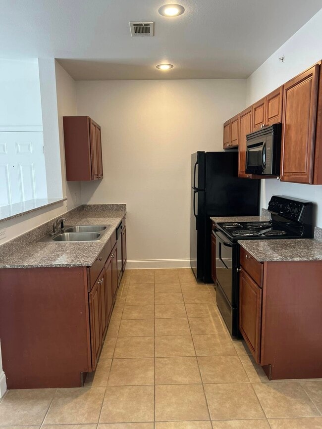 1 BR, 1 BA - 735 SF - Forrest Hills Apartments