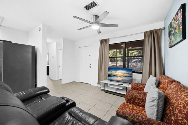 Building Photo - 735 SE 4th Ave Unit ID1359108P