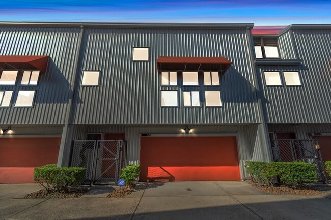 Building Photo - 2605 Calumet St Unit 38