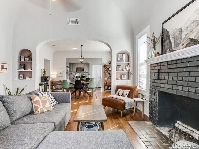 Photo - 814 W Gramercy Pl
