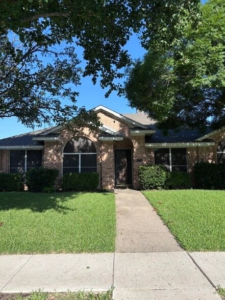Building Photo - 1300 Rosewood Ln