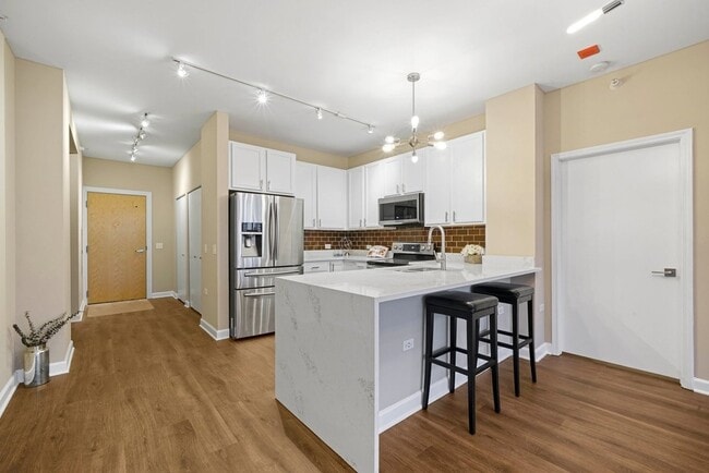 Photo - 1629 S Prairie Ave Unit 809