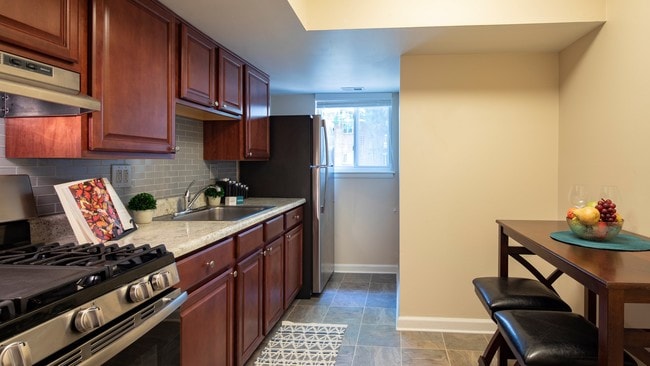 Kitchen has breakfast nook perfect for morning coffee - Pembroke Town Center