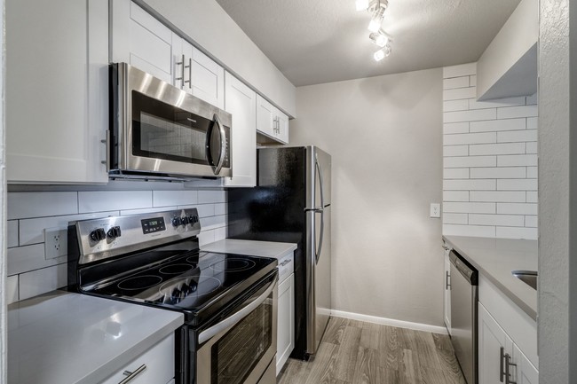 2BR, 1BA - 820 SF Renovated - Mercury on Mill