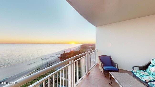 Photo - 2228 Beach Dr Unit 905