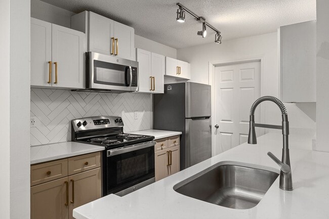 Building Photo - Avana Lake Lynn