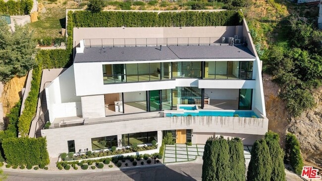 Photo - 8765 Hollywood Blvd