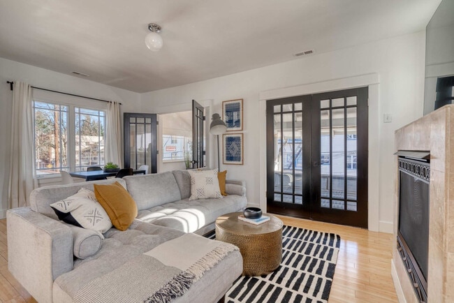 Building Photo - 915 SE 29th Ave Unit ID1309869P