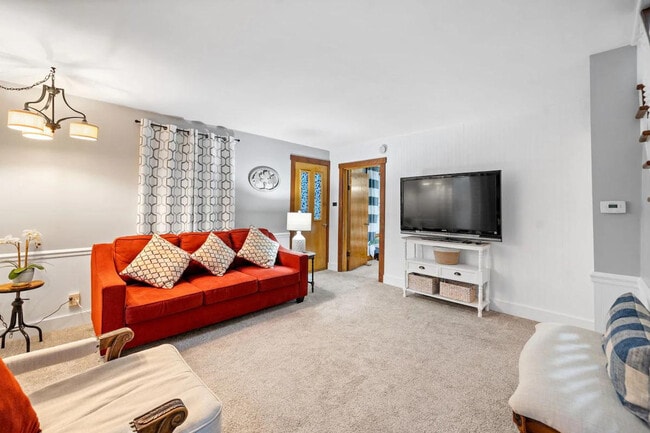 Building Photo - 208 E Spring St Unit SI ID1285017P