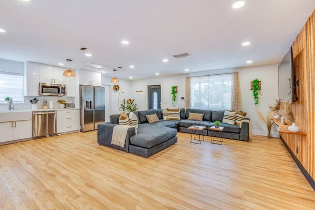 Building Photo - 1814 NW 14th Ave Unit SI FL1-ID1475642P