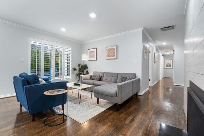 Building Photo - 14813 NE 15th Pl Unit ID1324829P