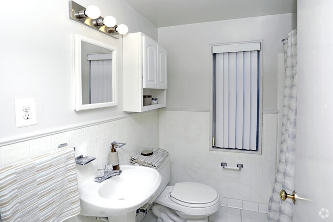 Photo - Oak Park Manor Apartments & Townhomes