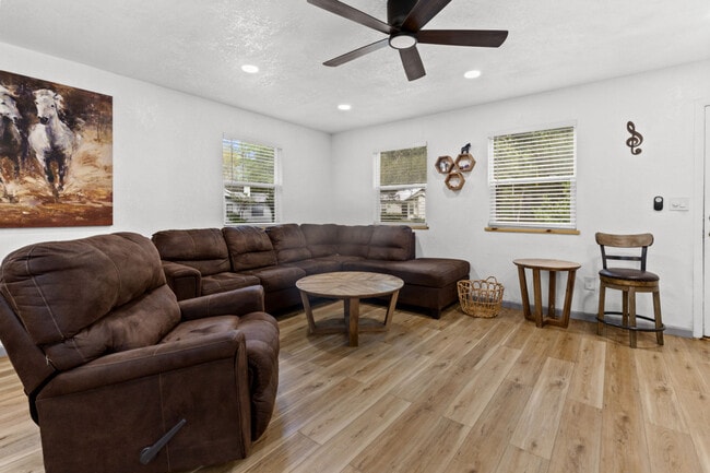 Building Photo - 2725 NW 44th Pl Unit ID1359125P