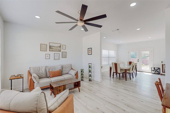 Photo - 829 Lake Bluff Dr