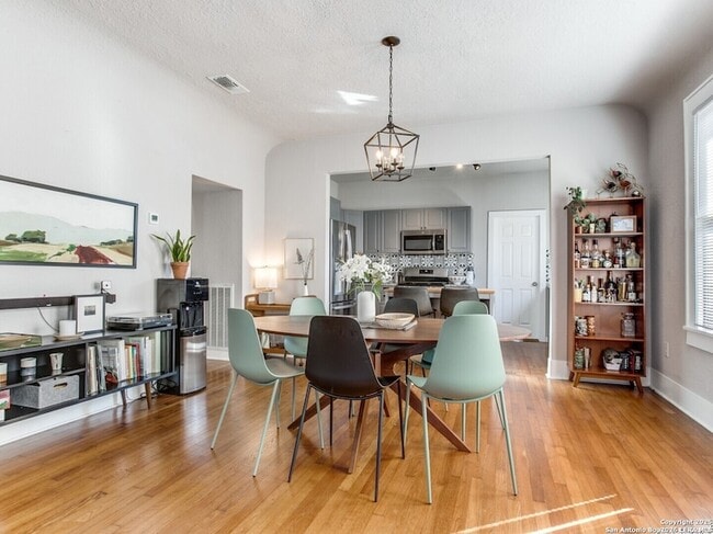 Photo - 814 W Gramercy Pl