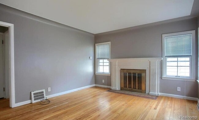 Photo - 348 E Maplehurst Ave