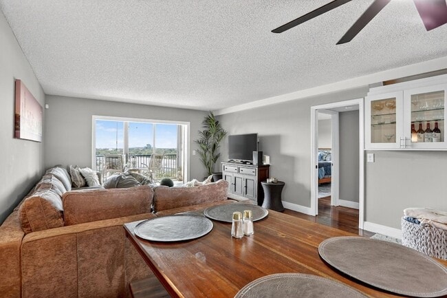 Building Photo - 2202 S Cypress Bend Dr Unit 906