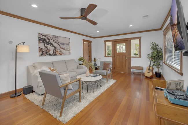 Building Photo - 1072 Johnson Ave Unit ID1288251P