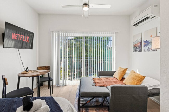 Building Photo - 596 W 9th St Unit ID1335762P