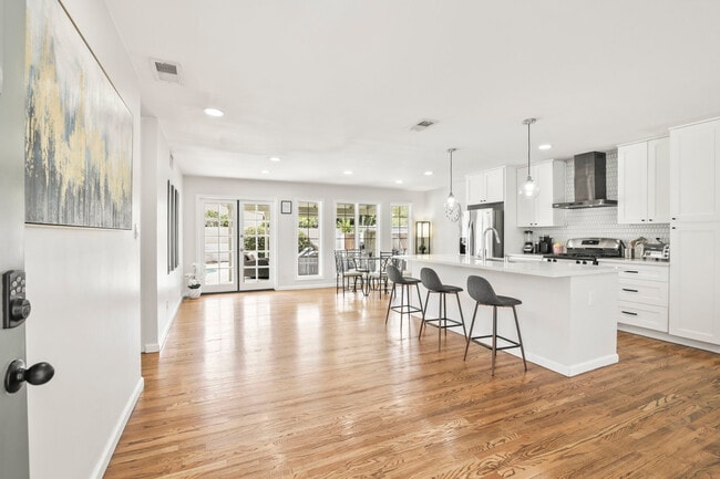 Photo - 4625 Glacier Ave