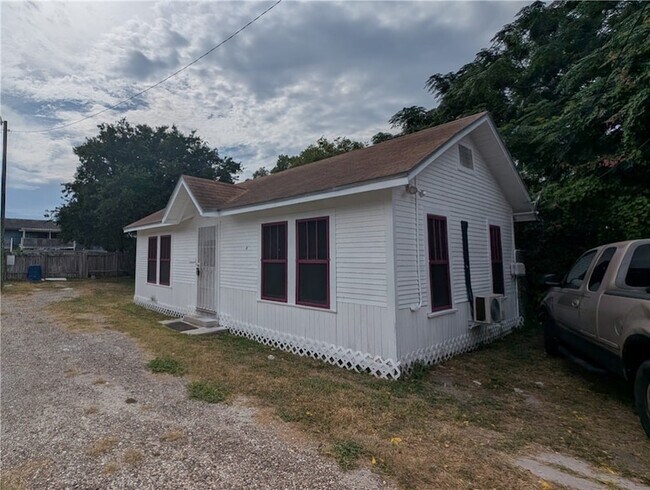 Building Photo - 613 6th St