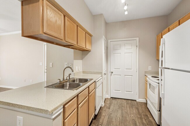 Lakeshore Villas apartments — community photo - Lakeshore Villas
