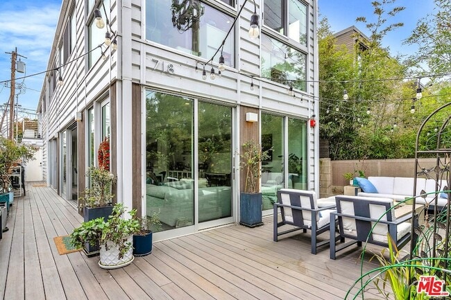 Photo - 718 Marine St